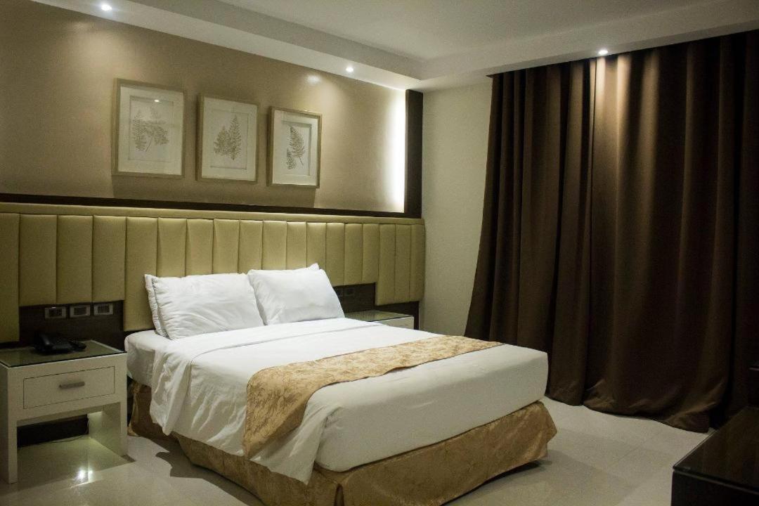 Crown Royale Hotel Balanga Kültér fotó