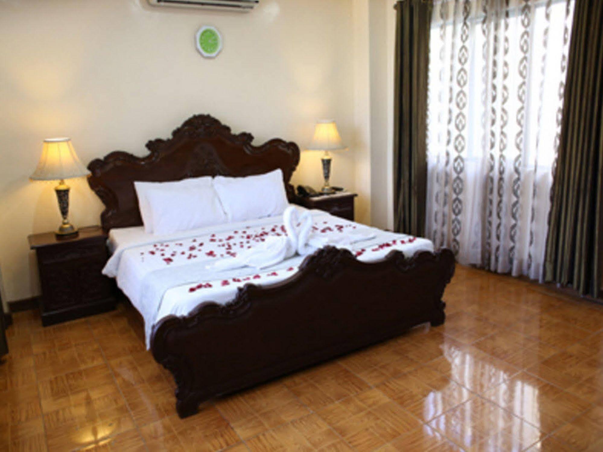 Crown Royale Hotel Balanga Kültér fotó