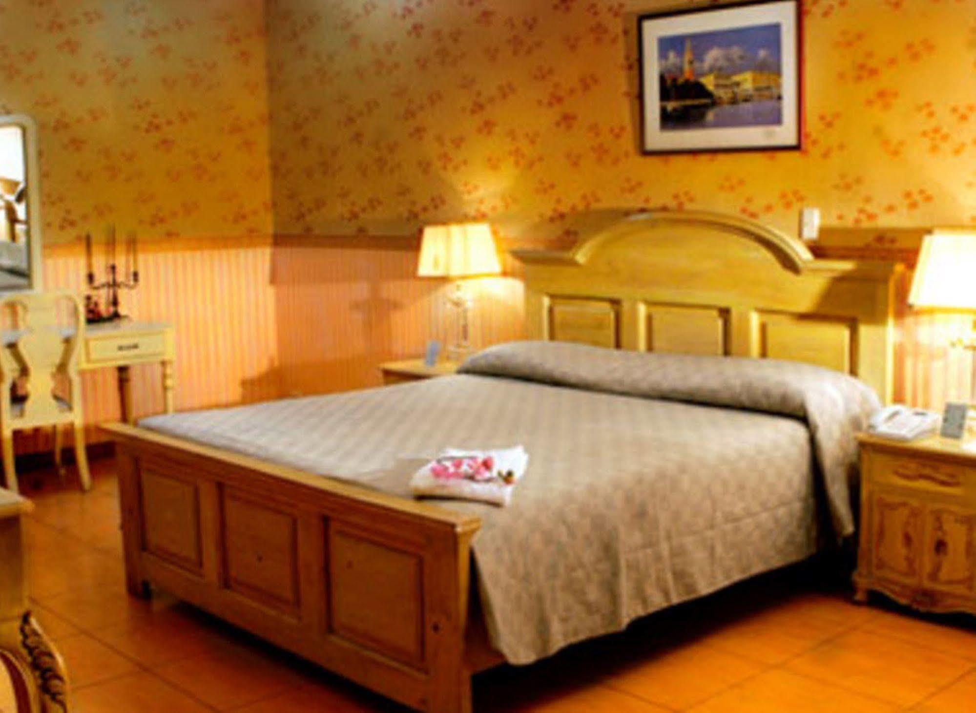 Crown Royale Hotel Balanga Kültér fotó