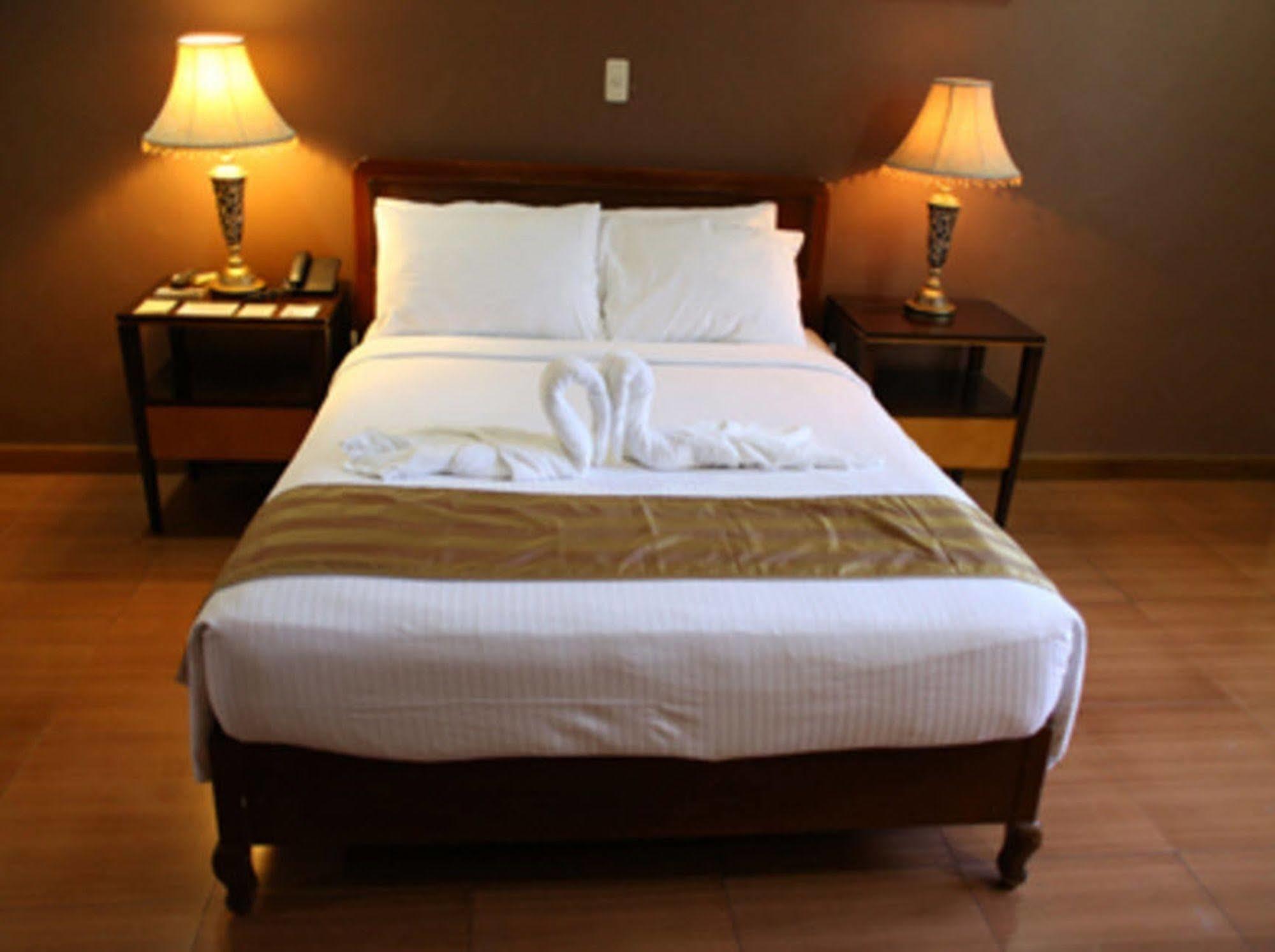 Crown Royale Hotel Balanga Kültér fotó