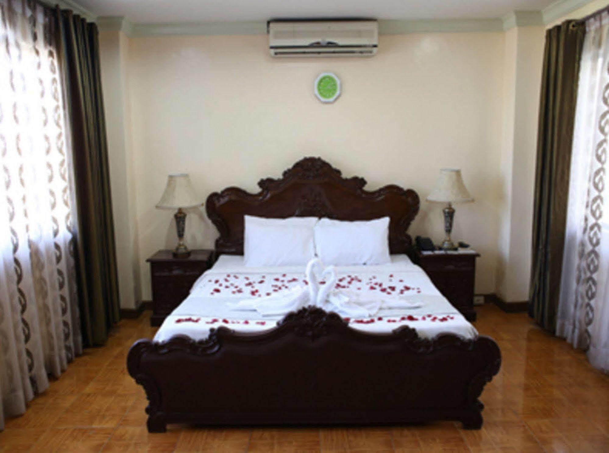 Crown Royale Hotel Balanga Kültér fotó