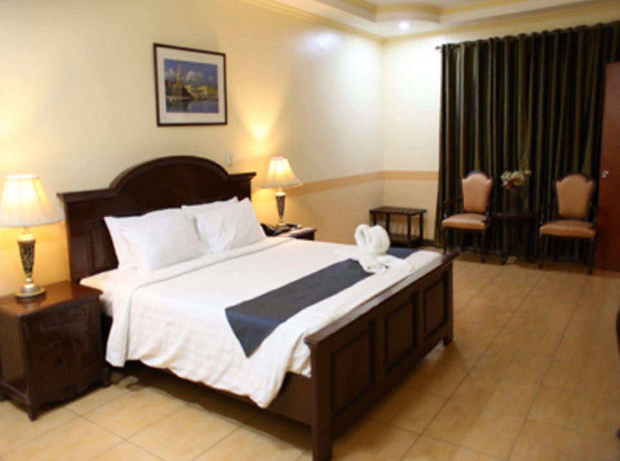 Crown Royale Hotel Balanga Kültér fotó