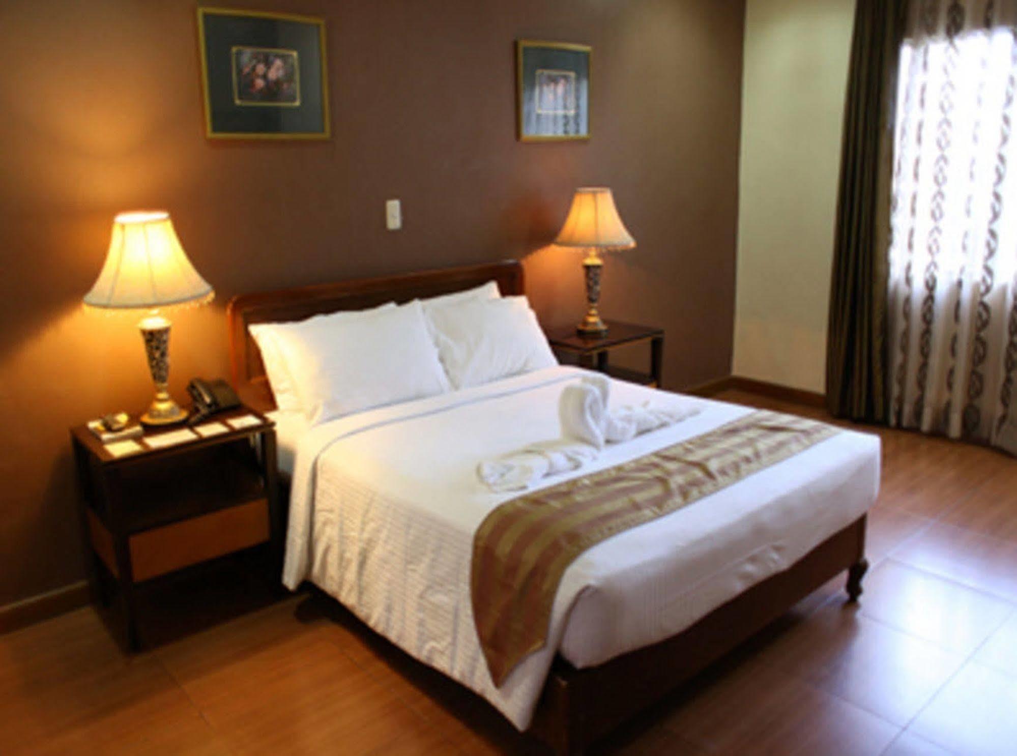 Crown Royale Hotel Balanga Kültér fotó