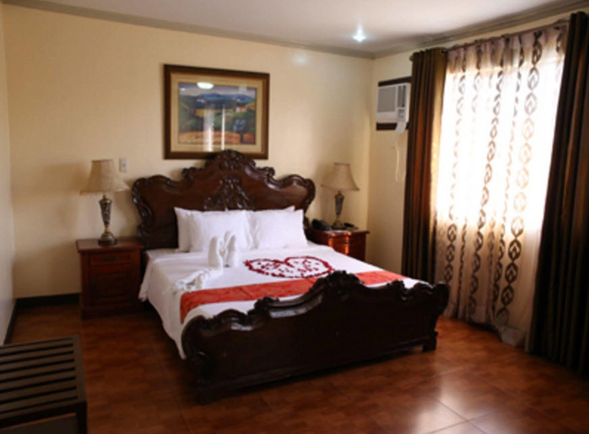 Crown Royale Hotel Balanga Kültér fotó